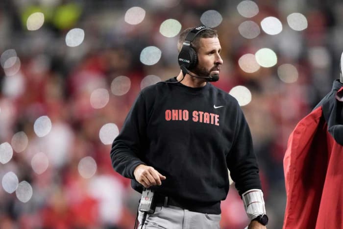 Ohio State Buckeyes offensive coordinator Brian Hartline talks to his team during a timeout